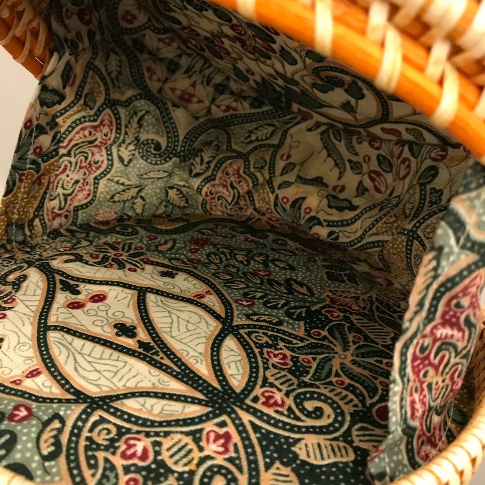 Round rattan wicker bag w/ batik pattern inside - Picture 3 of 4